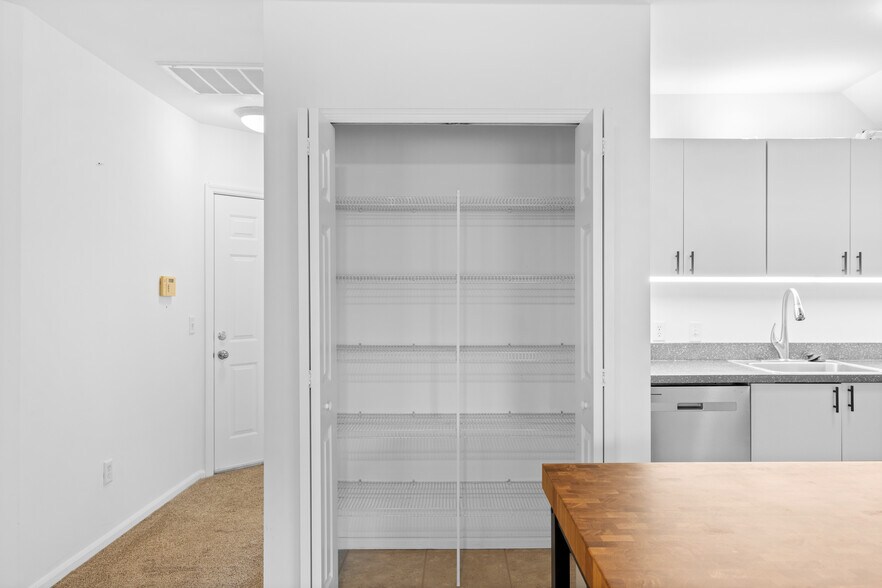 Building Photo - 4414 W Pine Blvd