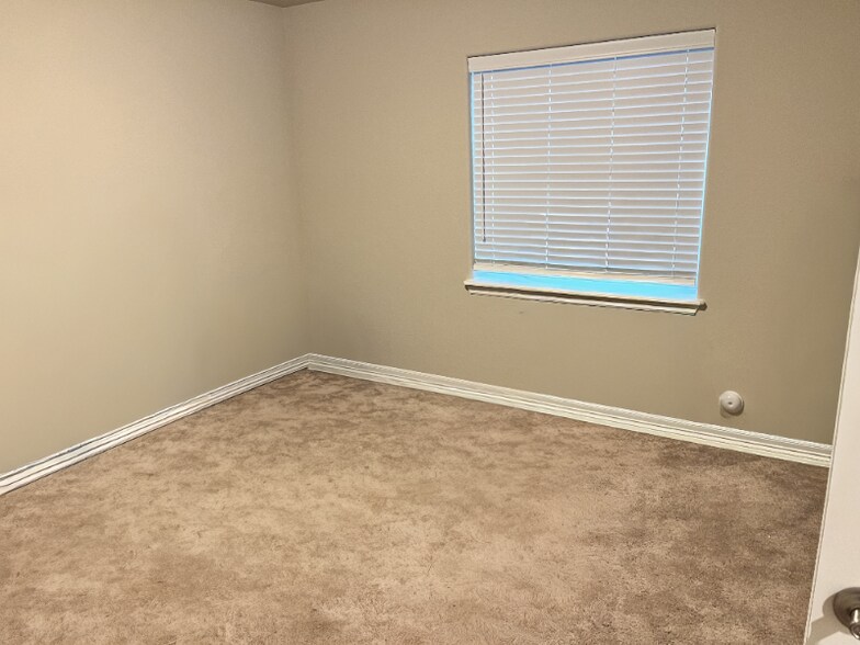 Building Photo - 4946 Olympus Dr