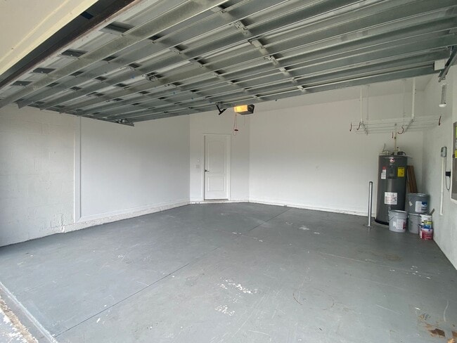 Building Photo - Spacious Waterfront 4BD/2.5BA Single Family Home in Orlando FL!