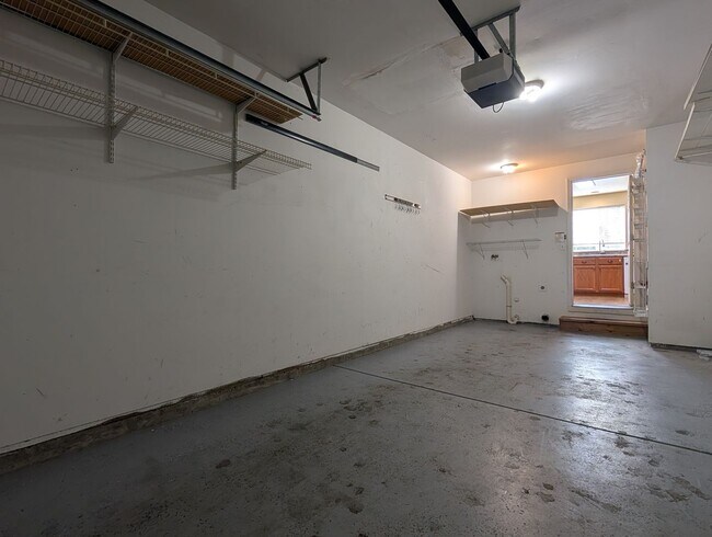 Building Photo - Spacious 3-Bedroom, 2.5-Bath Townhouse Near Churchill In Eugene!