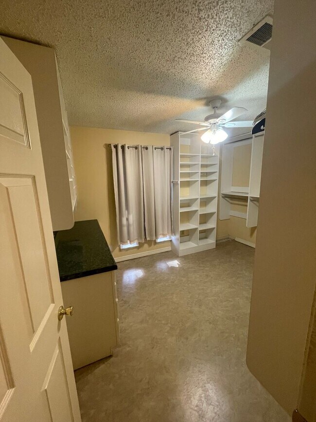 Building Photo - Gorgeous 3 Bedroom Home with Sunroom and Bonus Room!