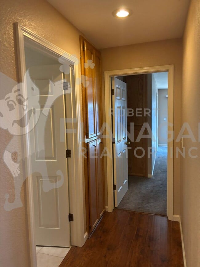 Building Photo - Large 4 Bedroom/ 2  Bathroom home