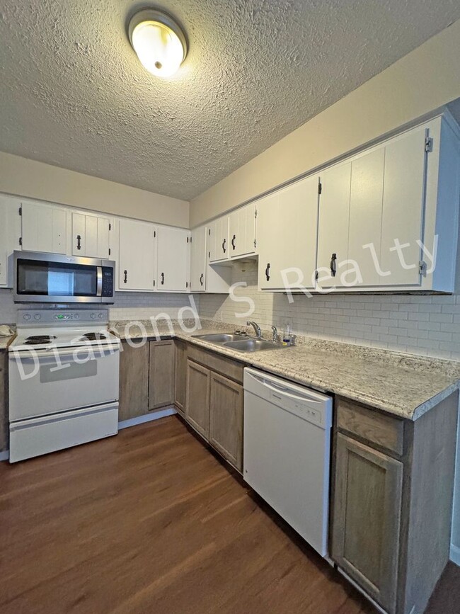 Building Photo - Cute 3 bedroom Home Available Now!