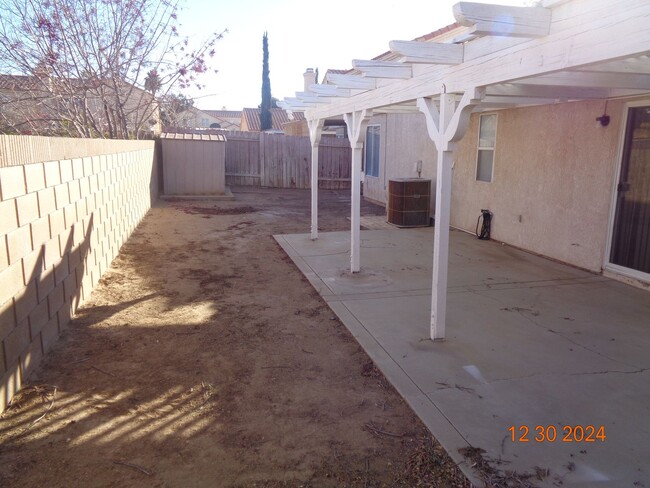 Building Photo - Nice Single Story Home in East Palmdale