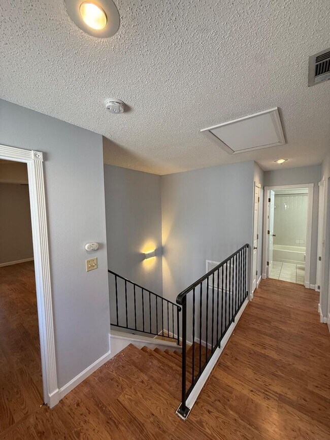Building Photo - 1030 Knoll Wood Ct