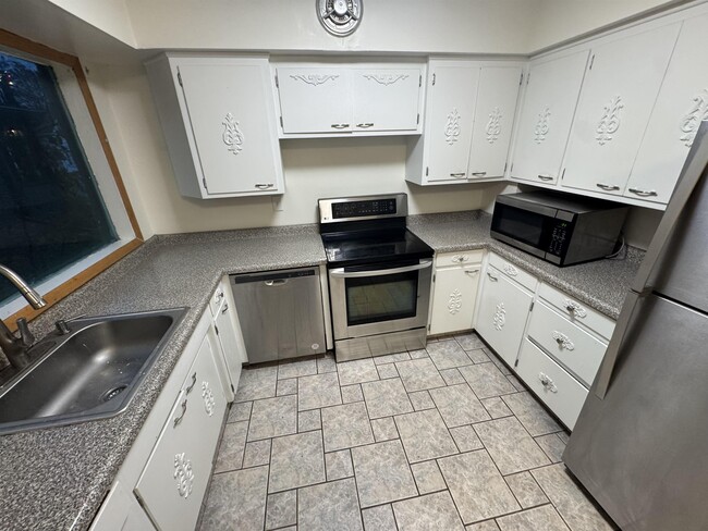 Building Photo - 303 Doty St