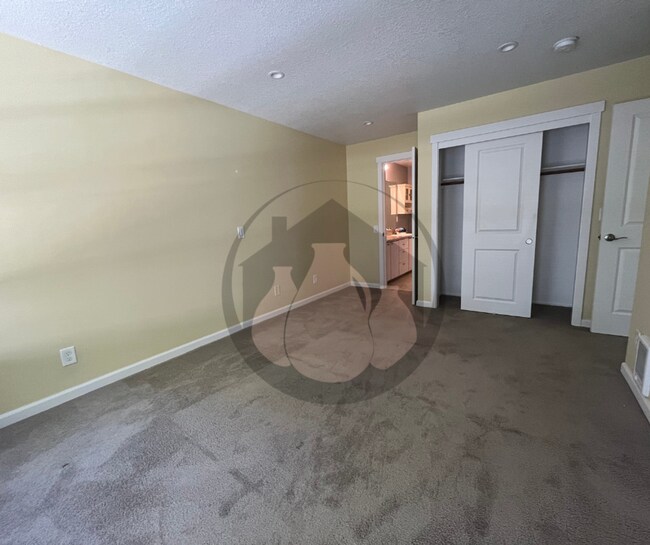 Building Photo - Charbonneau Area-  Spacious upstairs unit