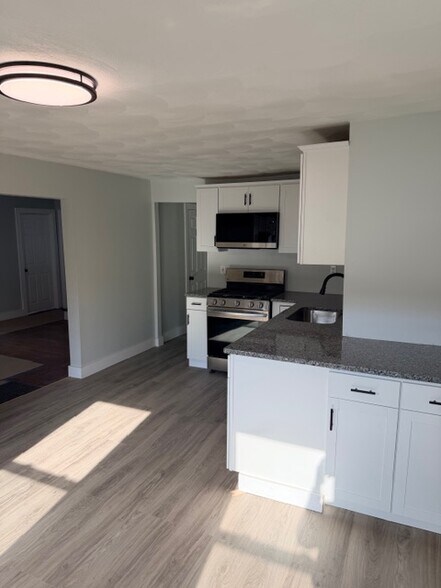 Building Photo - 133 Woodbury St