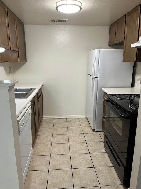 Kitchen - Delta Cove Apartments