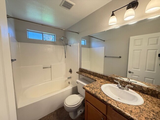 Building Photo - Beautiful 2-Bedroom Condo in Desirable Ran...