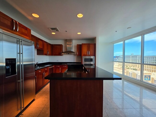 Building Photo - Fantastice High Rise with Full City Views!