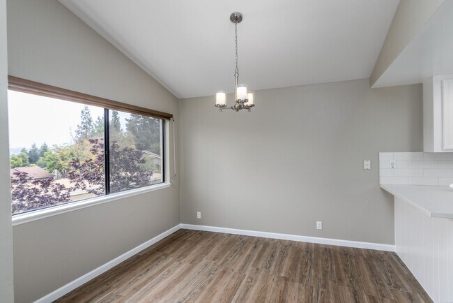 Building Photo - Beautiful two-bedroom, two-bath home in Oa...