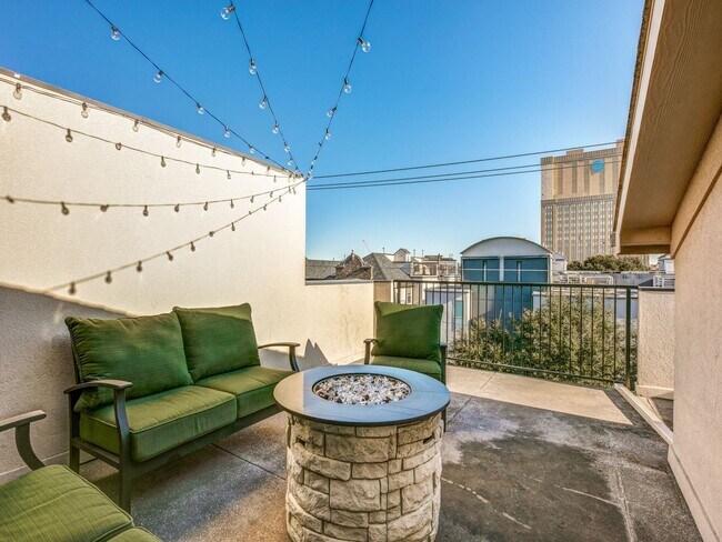 Building Photo - Rooftop Evenings, 3 bedroom 3 bath Condo. ...