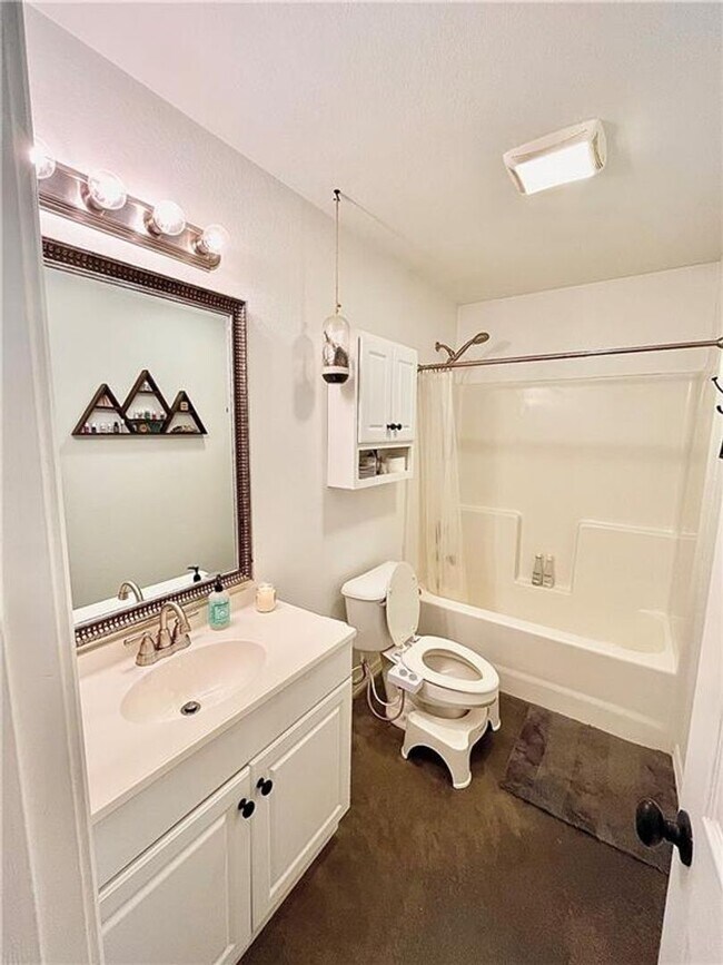 Building Photo - Cozy Home with Deck, Fenced Backyard & Modern Kitchen