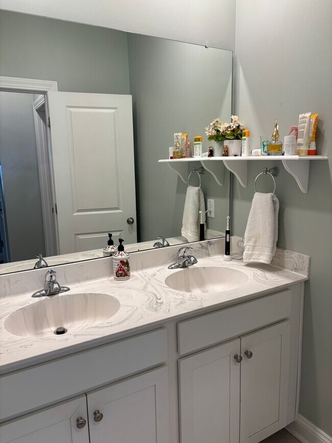 Building Photo - Spacious 4BR Townhome in Mount Pleasant | 2-Car Garage | Built 2020 | 2200 Sq Ft