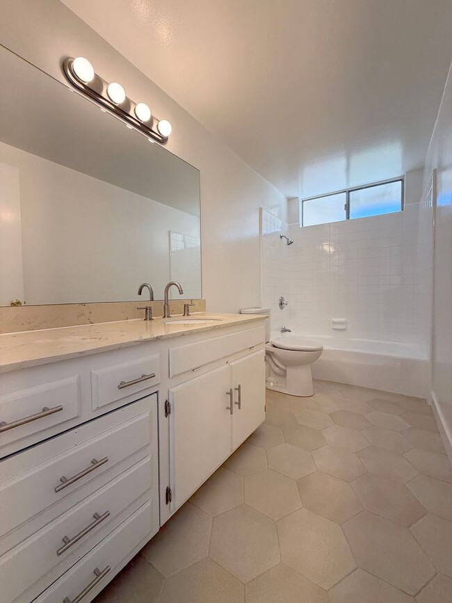 Building Photo - Costal Living - Pride of Ownership Neighbo...