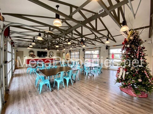 Building Photo - 3134 E La Avenida Dr