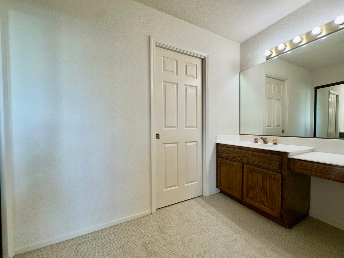 Building Photo - 2221 Pinehurst Way