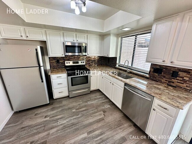 Building Photo - 1702 N Ventura Ln