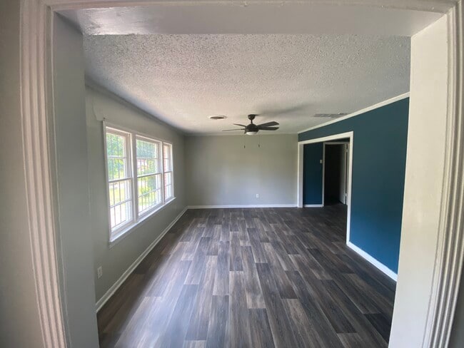 Building Photo - 2107 Spring St