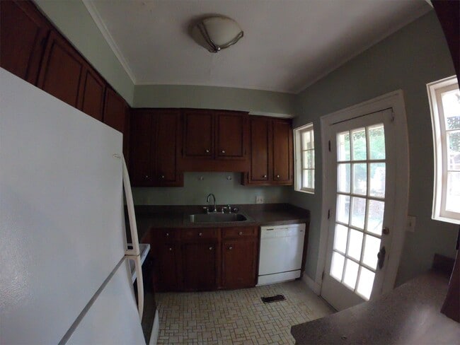 Building Photo - 824 Oakwood St