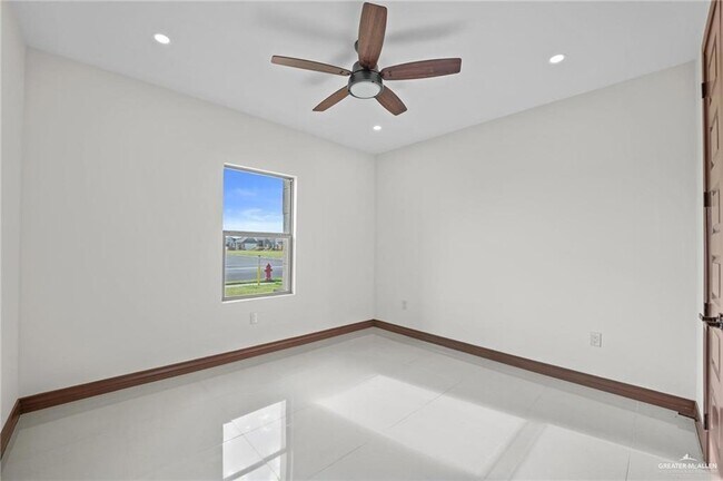 Building Photo - 25 N Brushfield Ave