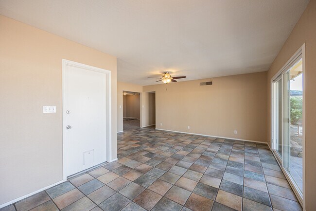 Building Photo - 2812 S Cottonwood Dr