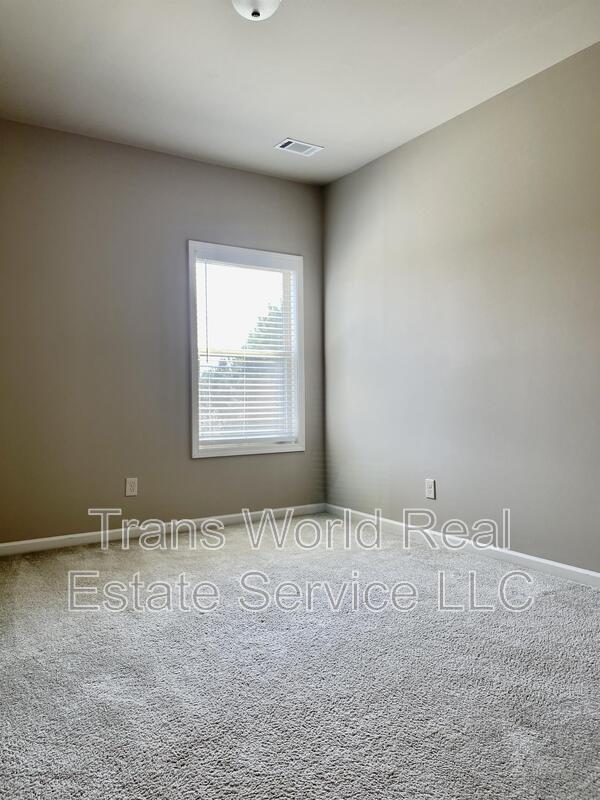 Building Photo - 7531 Silk Tree Pointe