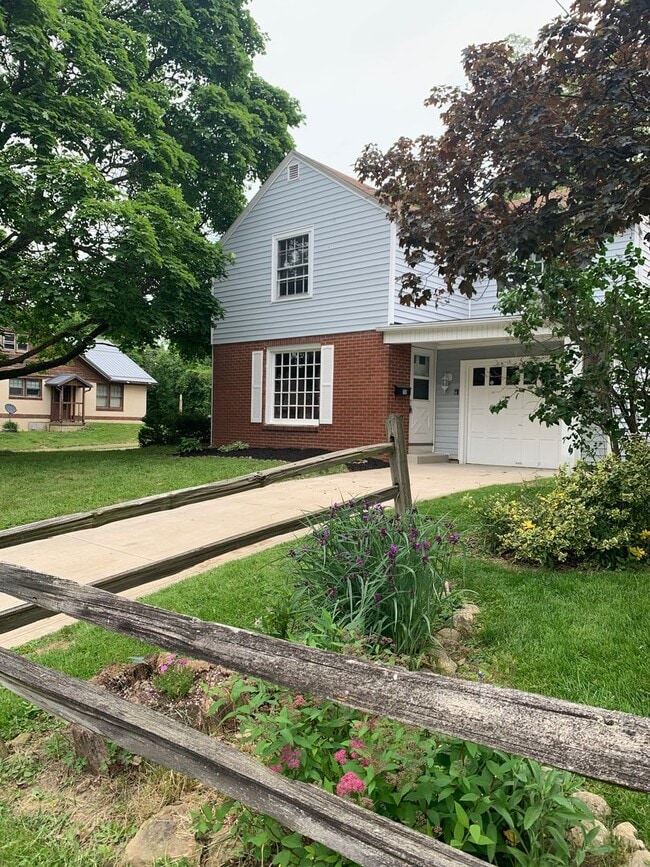 Building Photo - Coming Soon !3 Bedroom, Garage June 6th