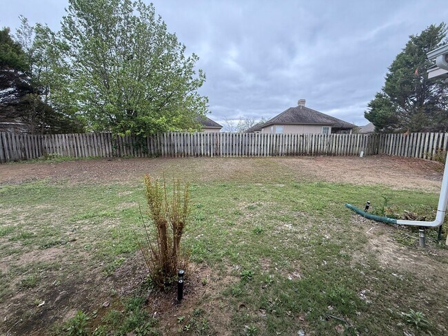 Building Photo - ** 4 Bed 3 Bath located in Deer Creek ** Call our self showing number to schedule a tour 334-366-...