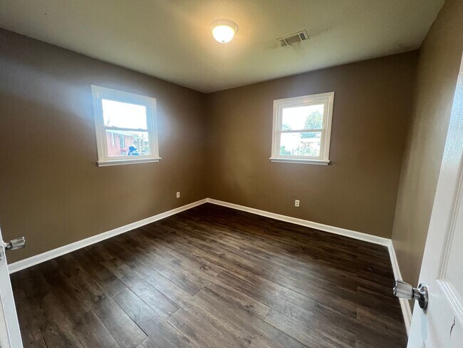 Building Photo - 3 bedroom 1 bathroom single level home