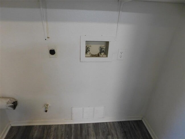 Building Photo - 501-503 Willowbend Cove