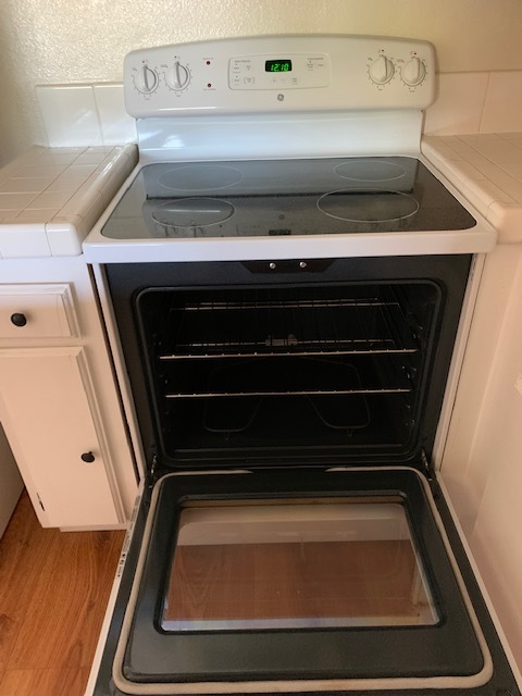 Stove/Oven - 2425 Cranston Dr