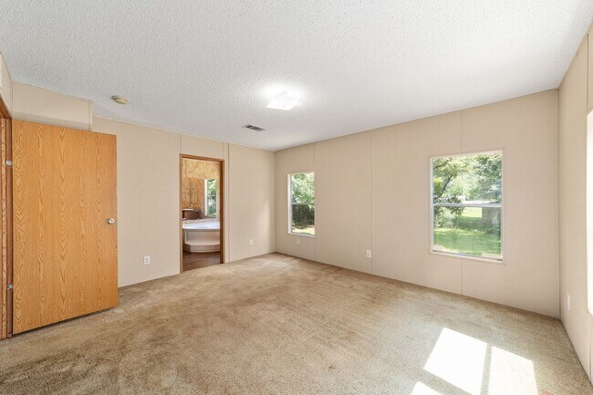 Building Photo - Spacious 3BR/2BA Home  Available Now!
