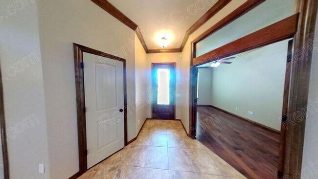 Building Photo - 3/2 plus office in gated SW neighborhood