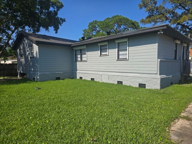 Building Photo - Single Family Home 6 Bedroom 2 Baths