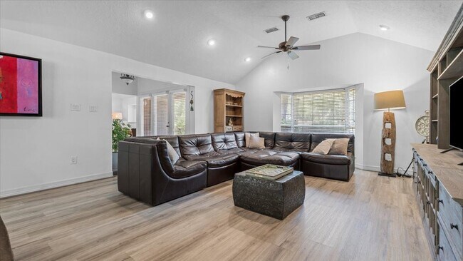 Building Photo - 9502 Rolling Oaks