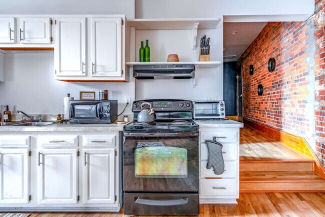 Building Photo - 1180 N High St