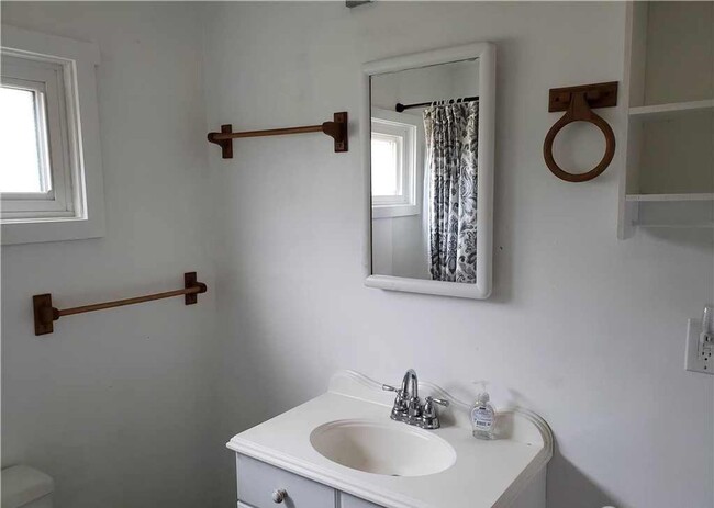 Building Photo - 2 BD 1 BA home with easy transit