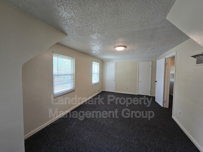 Building Photo - 15205 Maplewood Ave