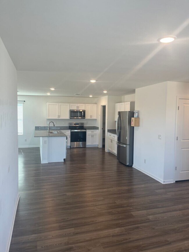 Building Photo - Beautiful 4 Bedroom 2 Bathroom split floor plan home in the newly built Turquoise Hills Neighborh...