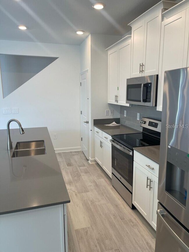 Building Photo - 11233 Listening Dr