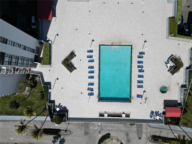 Building Photo - 3675 N Country Club Dr