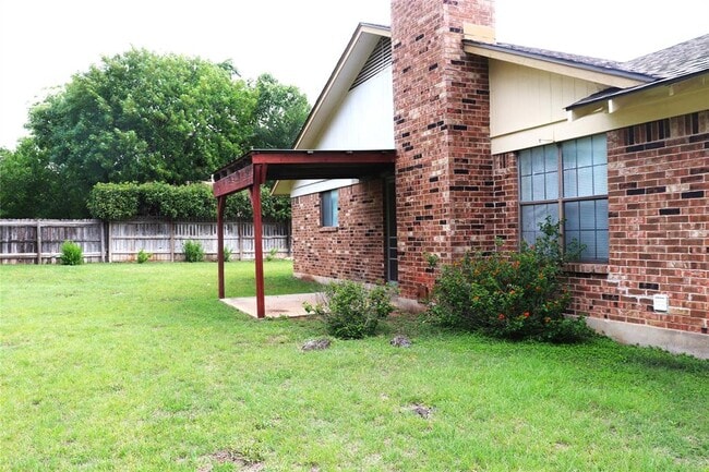 Primary Photo - 1204 Leander Rd