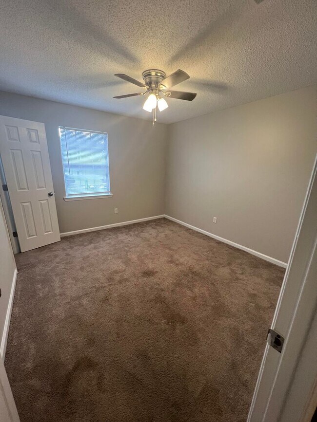 Building Photo - SUMMER MOVE-IN SPECIAL: $500 OFF 1ST MONTH...