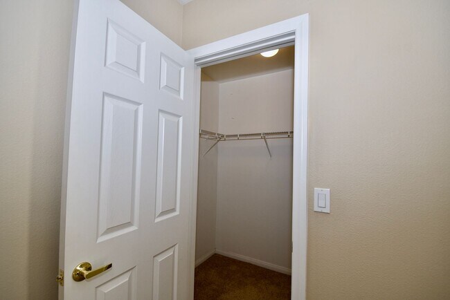Building Photo - Cozy 1 Bedroom Condo 2nd Floor At Coronado...
