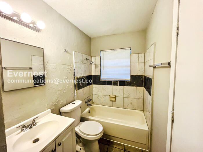 Building Photo - 3010 Center St