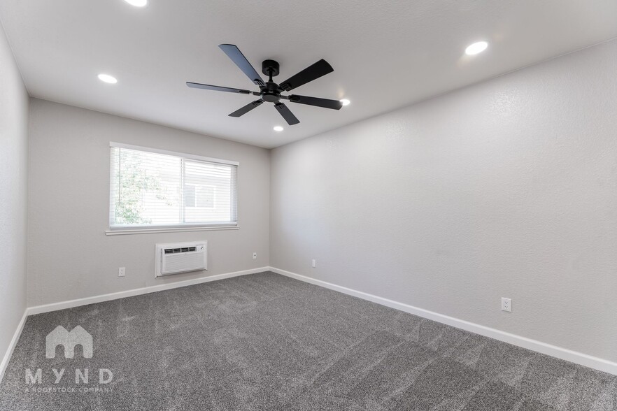 Building Photo - 905 Carro Dr