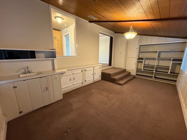 Building Photo - Spacious 2 bed 1 bath available now!