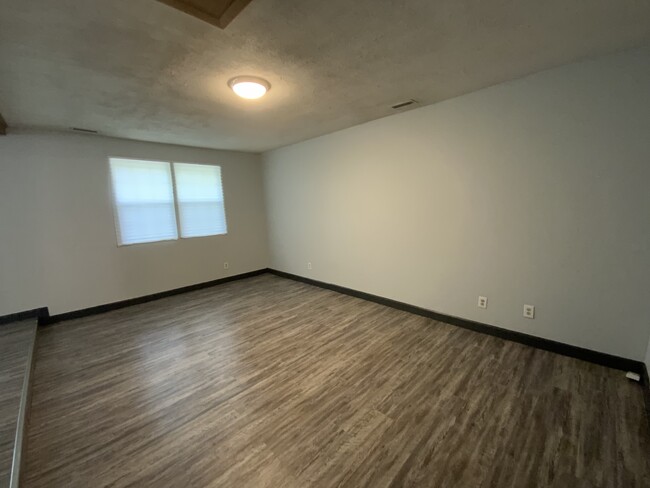Building Photo - 921 Blue Ridge Dr